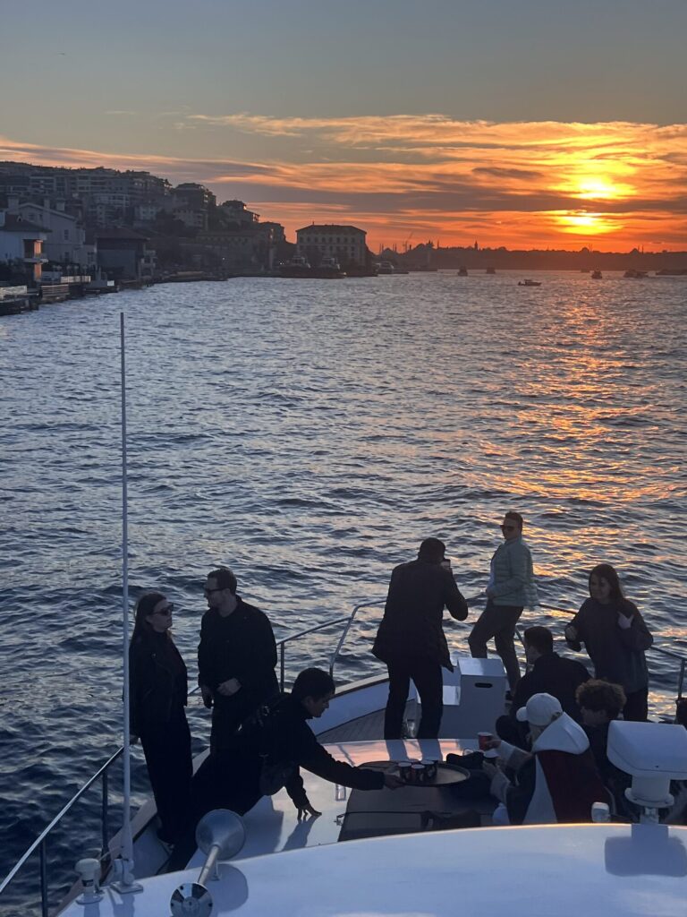 Gäste genießen das großzügige Achterdeck während einer Sonnenuntergangsfahrt