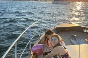 День рождения с воздушными шарами на палубе частной яхты в Стамбуле