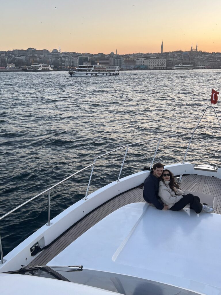 Paar entspannt auf dem Bug-Sonnendeck mit Blick auf die Istanbuler Skyline