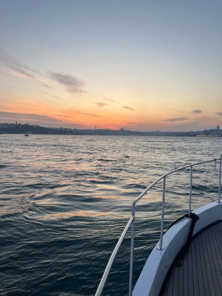 Вид с носа яхты на спокойную открытую воду Босфора