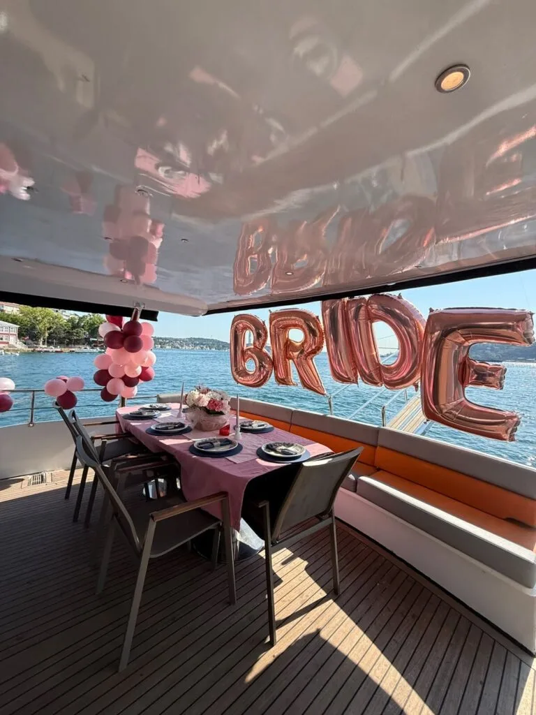 Bride-to-be-Dekoration an Deck mit roségoldenen Ballons auf einer Yacht in Istanbul