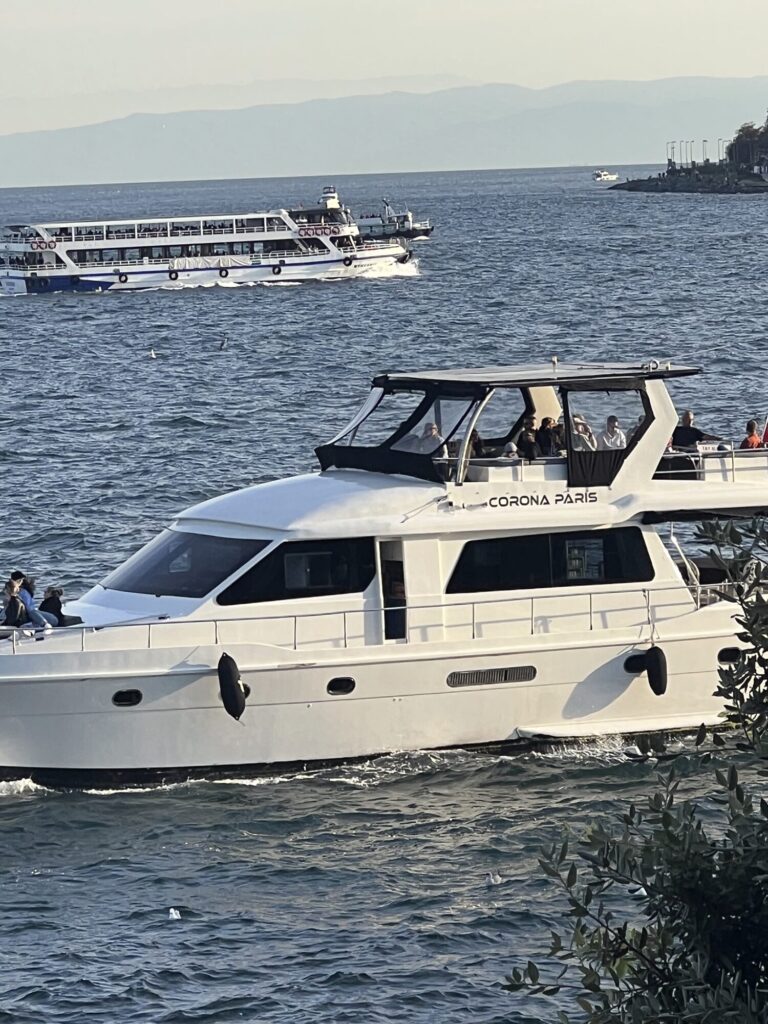 Constantine-Yacht in Fahrt auf dem Bosporus, Seitenprofil