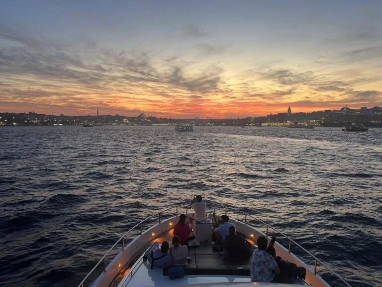 Özel yat turundan görülen akşam saatlerinde İstanbul’un şehir ışıkları