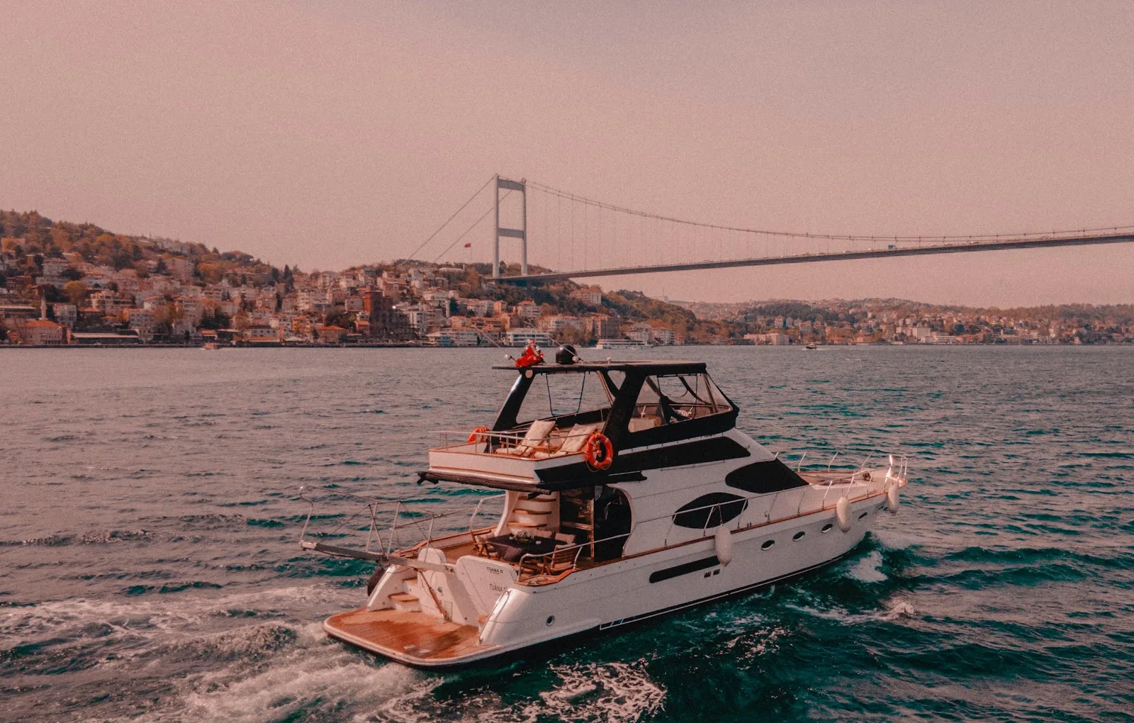 Karaköy'den kalkan özel yat Boğaz'da köprünün altında