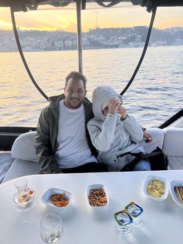 Überdachte Lounge mit Tischservice auf der Constantine-Yacht, Bosporus