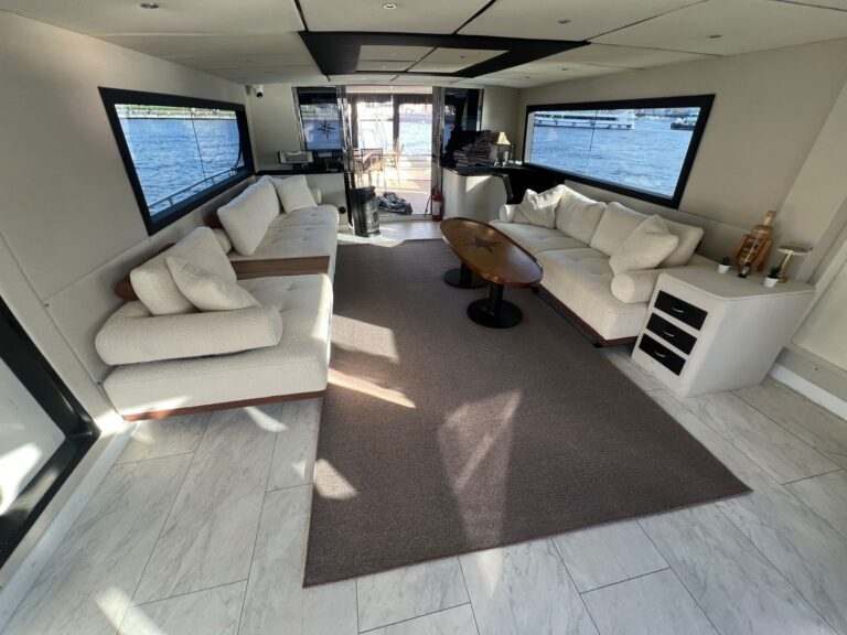 Yachtsalon mit Lounge-Sofas und Bosporusblick