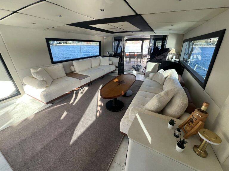 Panoramafenster im Yachtsalon mit Sitzbereich und Zugang zum Achterdeck