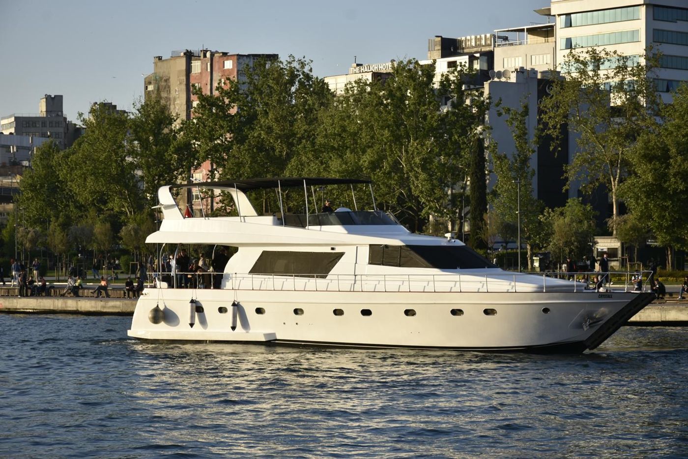 Crystall, 24 metre, 32 misafir — 30 kişilik kokteyl seyri için